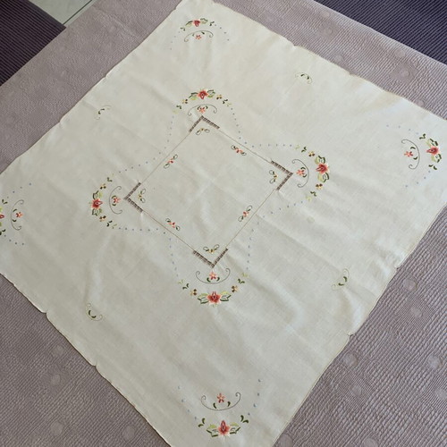 Vintage tablecloth with Richelieu cutwork embroidery 82x80cm like new