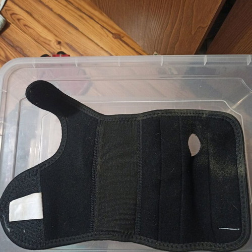 Medline right hand splint used with wrist support