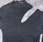 Πλεκτό τοπ αφόρετο με σκίσιμο στον ώμο, one size, μαύρο