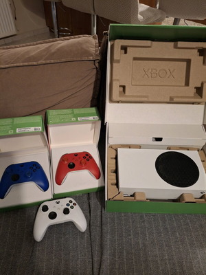 Xbox Series S 512GB με τρία χειριστήρια σαν καινούργιο