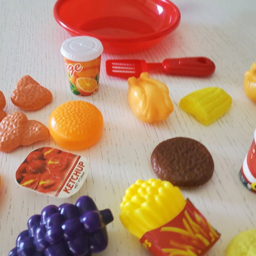 Toy frying pan with 30 fast food pieces like new