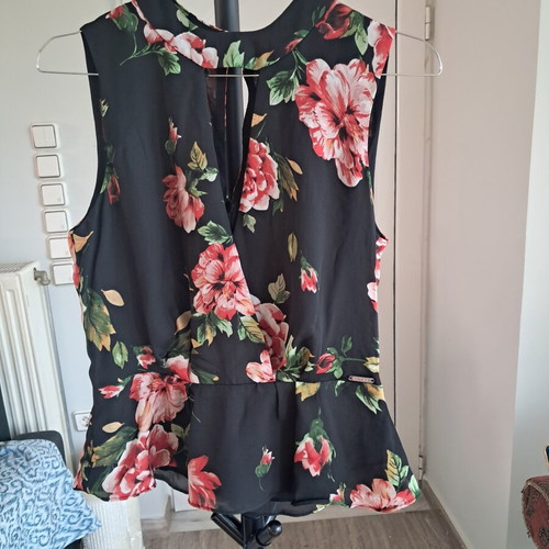 Guess top like new, black and red, size S