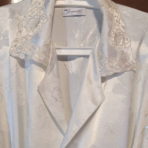 Satin robe Jeannette Lingerie like new, white, size L