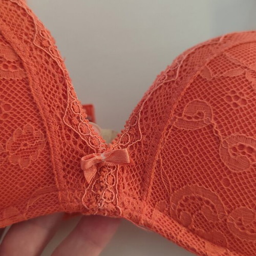 Intimissimi bra 80B coral lace like new, wireless, padded