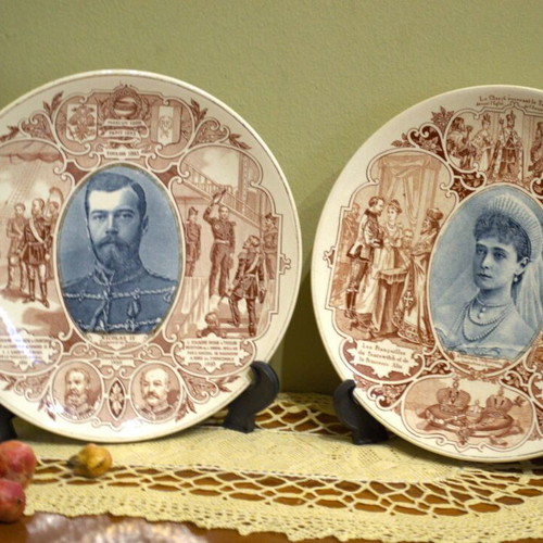 Set of 2 used Sarreguemines decorative plates with portraits of Nicholas II and Alexandra