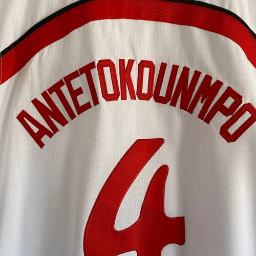 Εμφάνιση Giannis Antetokounmpo Φιλαθλητικός μέγεθος Large λευκή καινούργια επίσημο αντίγραφο