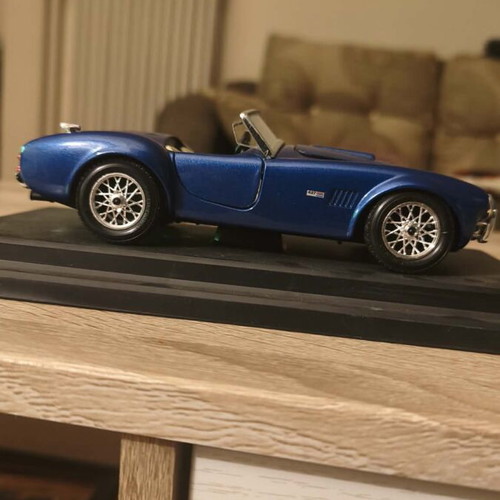 Bburago Ford AC Cobra 427 (1965) model car
