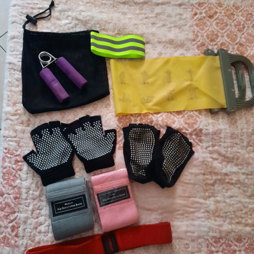 Fitness accessories like new, set with resistance bands, gloves and more