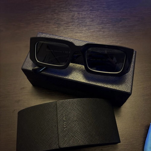 Prada sunglasses like new, black