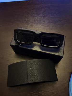 Prada sunglasses like new, black