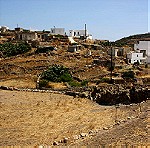  Πωλείται Οικόπεδο 1013τμ με Αχυρώνα στο Χωριό (Κίμωλος), εντός οικισμού με πρόσοψη σε κεντρικό δρόμο