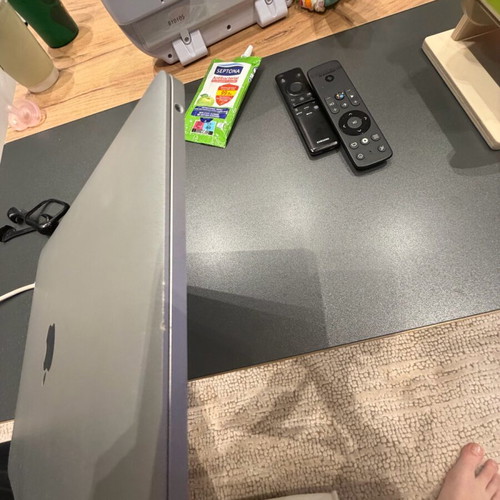 Apple MacBook Pro 13.3 ιντσών (2019) i5 8GB RAM μεταχειρισμένο με σημάδια στο καπό