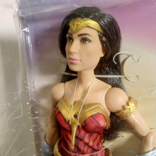 Wonder Woman κούκλα καινούργια με ελαφρώς ταλαιπωρημένη συσκευασία