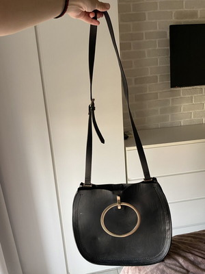 Zara τσάντα ώμου μαύρη μεταχειρισμένη