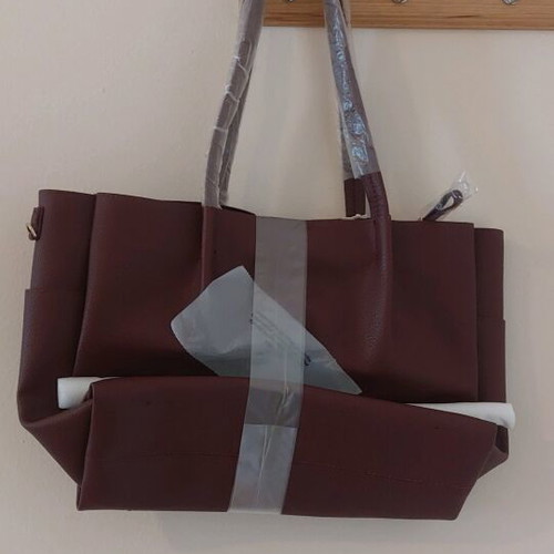 Carpisa shoulder bag new in burgundy color