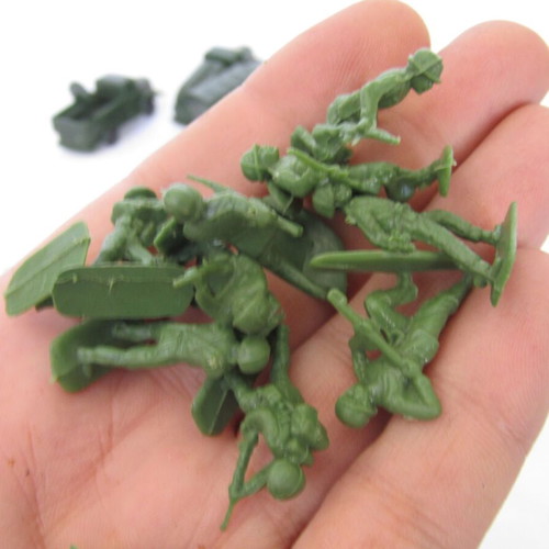 Vintage 1/72 military figures and vehicles, 125 pieces, used, 1980s