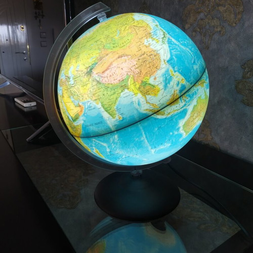 Illuminated Rotating Globe like new, 75 cm circumference, 36 cm height