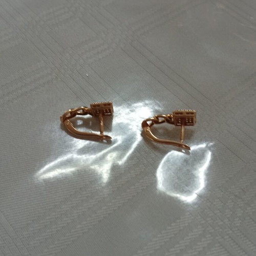 Gold earrings like new with small diamonds