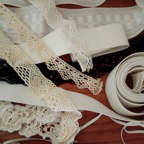 Elastic bands and lace like new, curtain tape with pockets