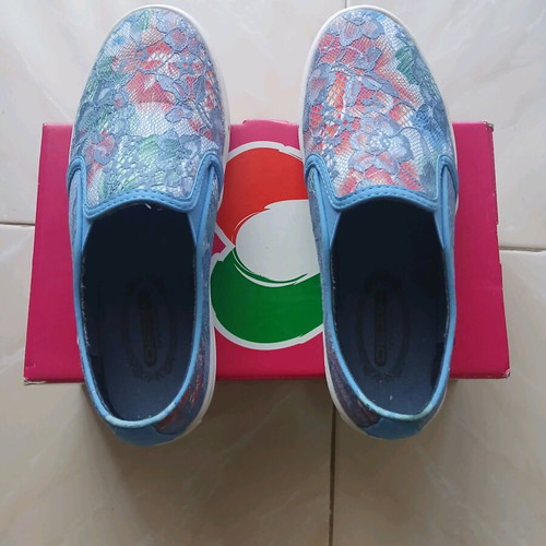 Dexim women's slip-on shoes new, colorful with floral lace design