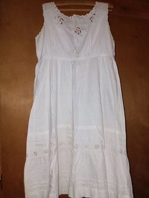 Νυχτικό λευκό κοφτό κέντημα αντίκα σαν καινούργιο με φιλντισένια κουμπιά