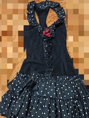 Μαύρο μίνι φόρεμα σε ισπανικό στυλ με πουά σχέδιο και κόκκινο λουλούδι
