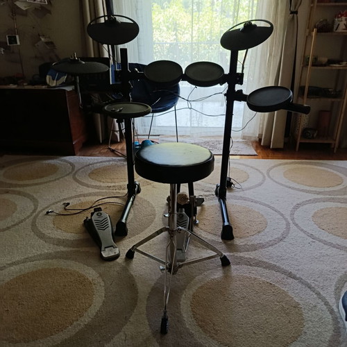 Yamaha DTX-450K Electronic Drum Set, like new, with original stool