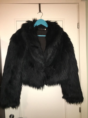 Faux Fur Mitropoulos μεταχειρισμένο, μαύρο, κοντό με κούμπωμα, μέγεθος M
