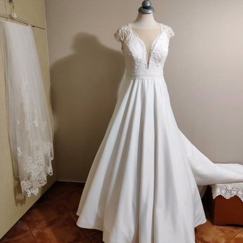 Angela Bianca wedding dress size M-L like new, white