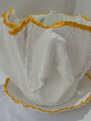 Нова дрешка за вашето цвете. Направете го уикално. Чудесно допълнение към интериора на вашия дом.