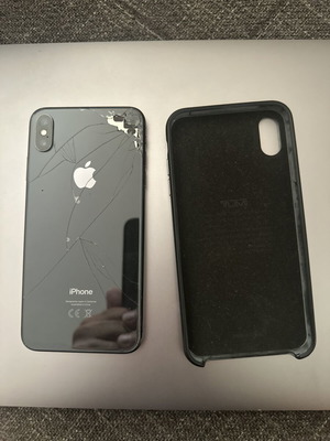 iPhone Xs Max 64GB black with screen protector and Tumi case