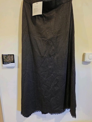 Skirt new with lace hem size M