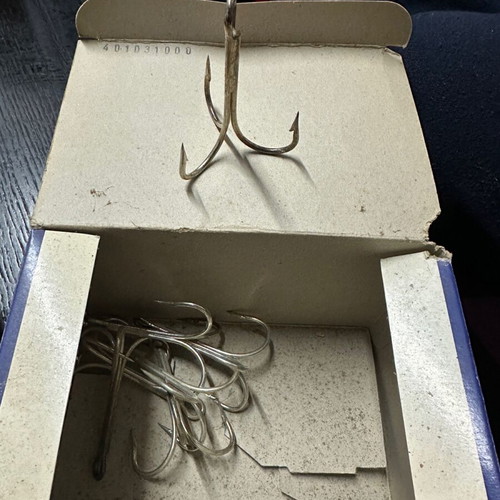 Salaggies and fishing hooks new, sizes 1100/8tin and 1100/7tin
