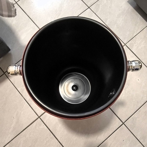 Trash Bin with Foldable Lid and Wheels like new, 20L, glossy red