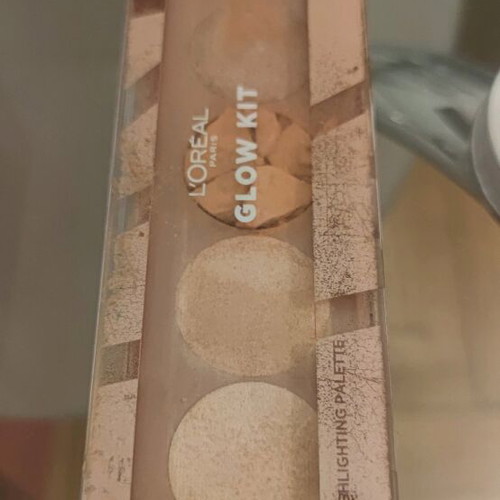 L'Oréal Highlighting Palette Glow Kit with broken and crushed highlighter