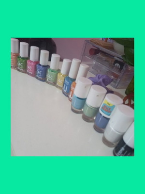 Nail polish set like new, 13 pieces