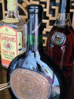Manzavino rosé wine bottle with copper label new, collectible