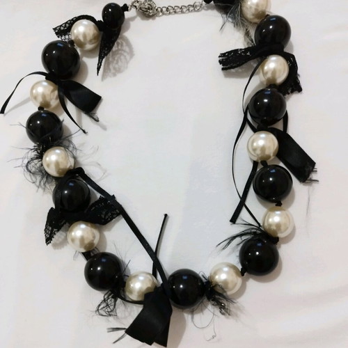 Handmade necklace with black and white pearls, new