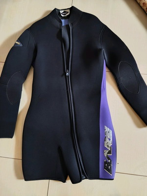 Bare wetsuit size M like new, 5 mm neoprene diving suit
