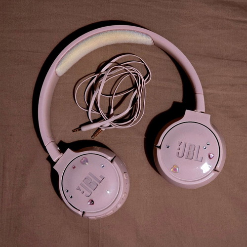 JBL Pure Bass headphones used with hybrid connection