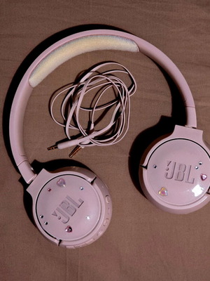 JBL Pure Bass headphones used with hybrid connection