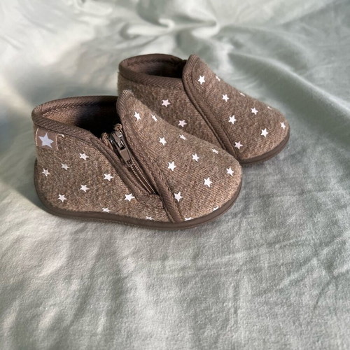 LaRedoute baby slippers like new, brown/beige with white stars, size 19