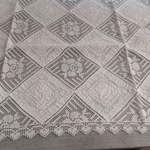 Set of 3 vintage table runners like new