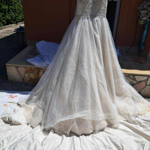 Cream wedding dress like new with stones and train