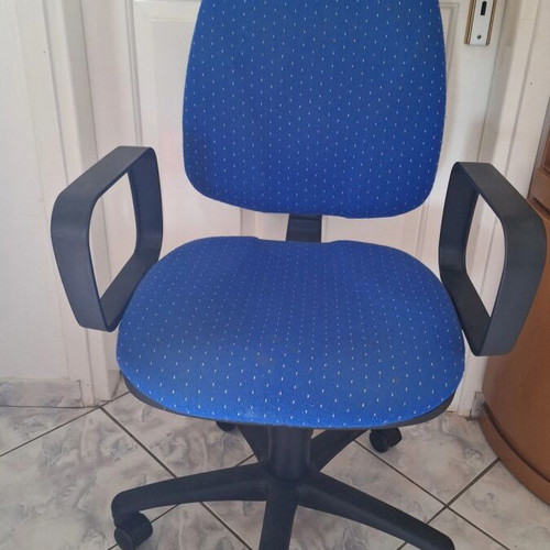 Adjustable office chair with armrests