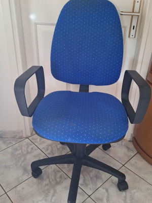 Adjustable office chair with armrests