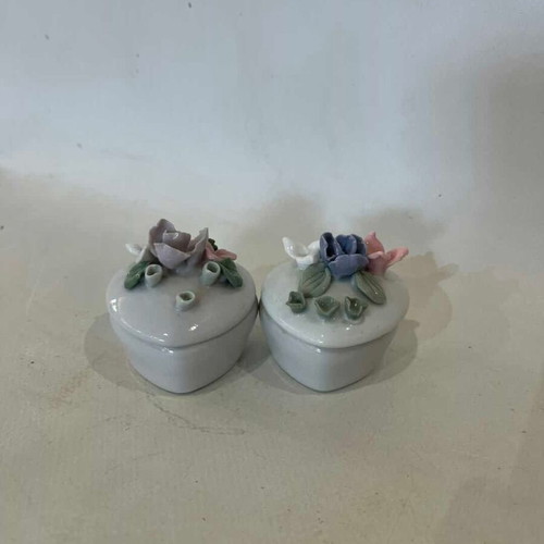 Set of 2 vintage porcelain jewelry boxes used, heart-shaped with 3D flowers