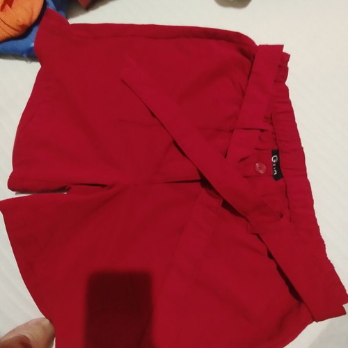 Women's red shorts size M like new, comfortable with belt