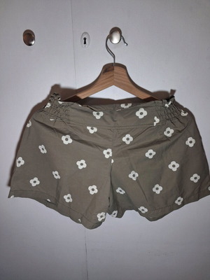 True Love women's shorts used khaki with floral pattern and bow