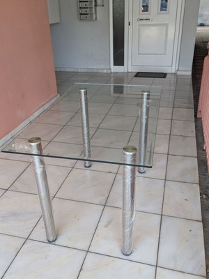 Γυάλινο τραπέζι με μεταλλικά πόδια καινούργιο